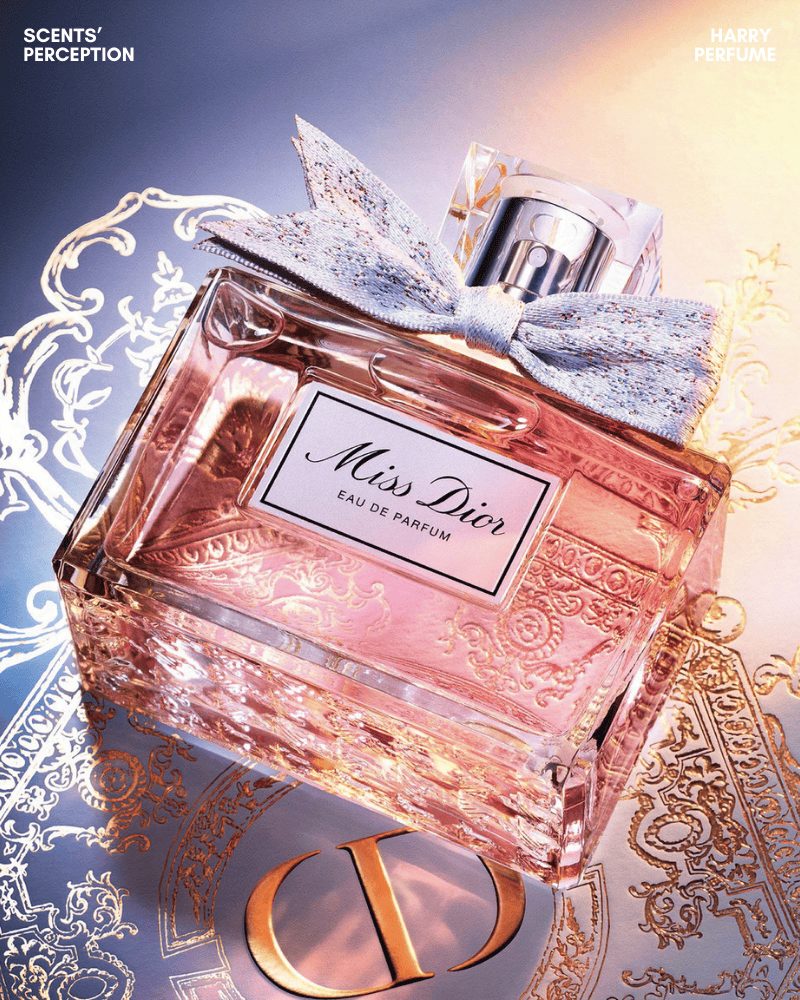 Thiết kế Miss Dior Eau De Parfum mang vẻ đẹp tinh giản và sang trọng với chai thủy tinh trong suốt, điểm nhấn ruy băng kim loại thanh lịch