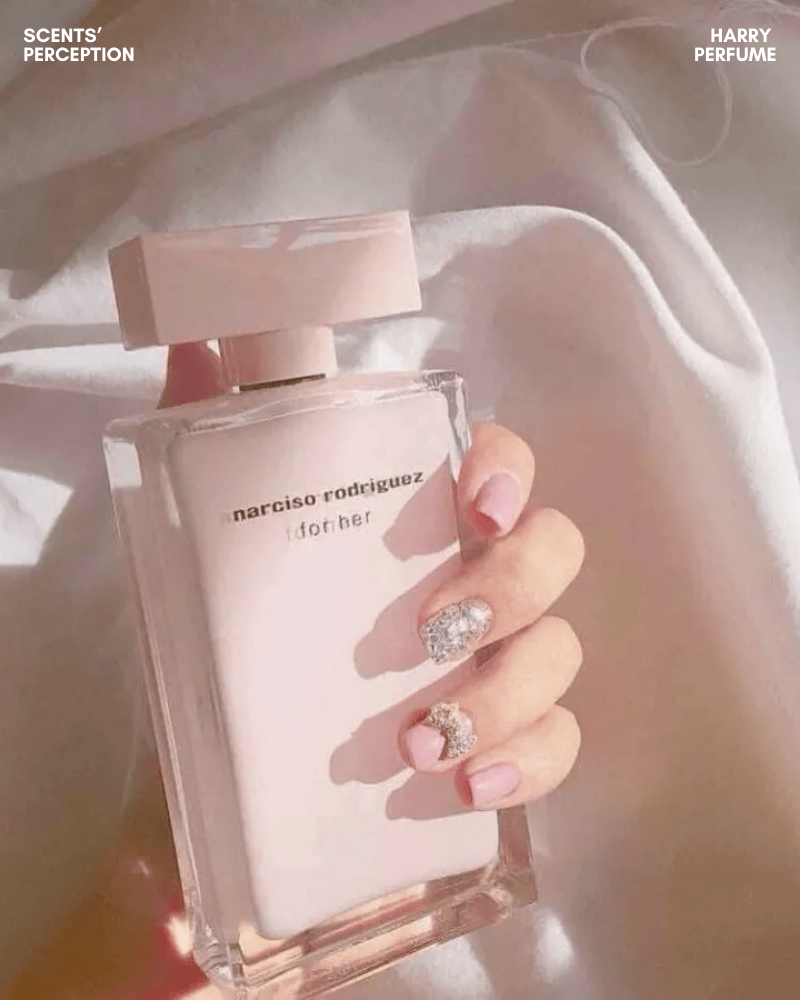Hương giữa của Narciso Rodriguez For Her Eau De Parfum nổi bật với xạ hương sạch – mịn – ôm da