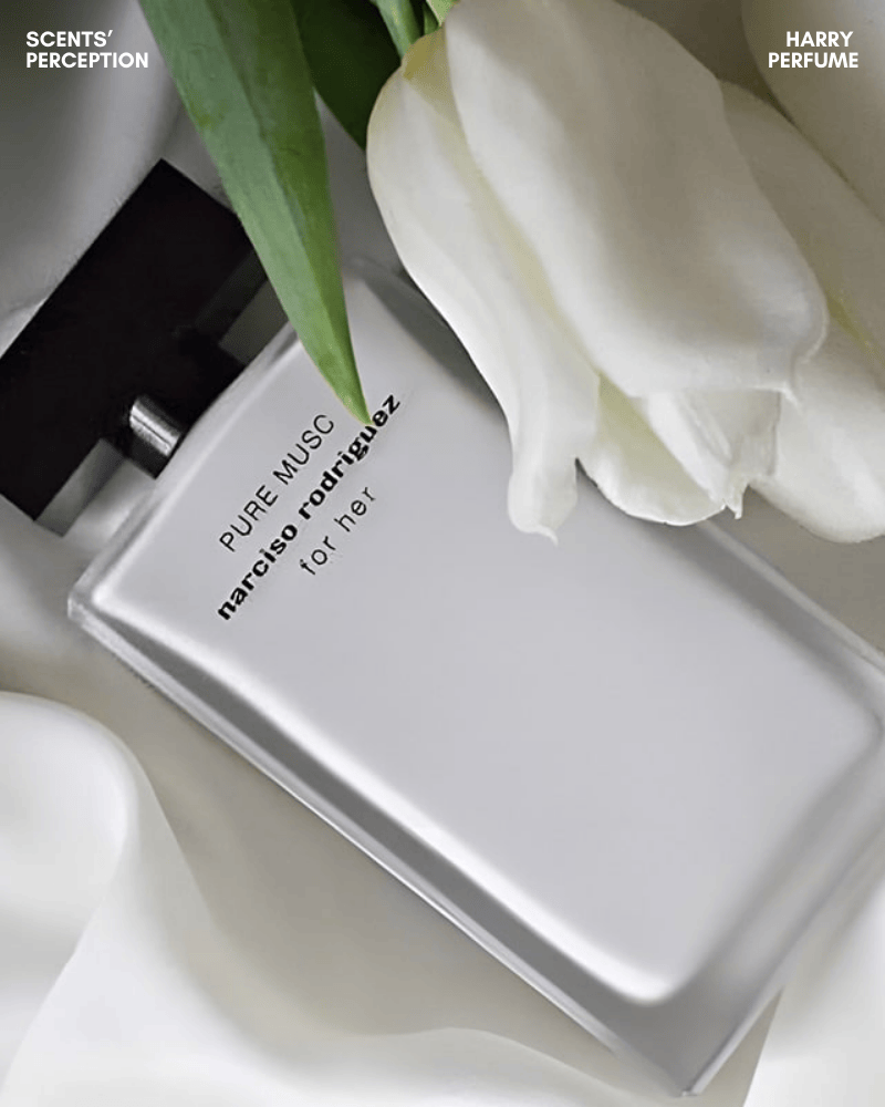 Narciso Pure Musc giữ phom chai vuông biểu tượng của dòng For Her, khoác lên lớp thủy tinh mờ trắng tinh khiết