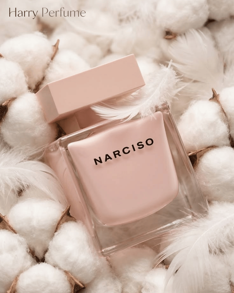 Narciso Rodriguez For Her kết hợp xạ hương, hoa và sắc thái ấm, tạo cảm giác nữ tính, mềm mại và tinh tế.