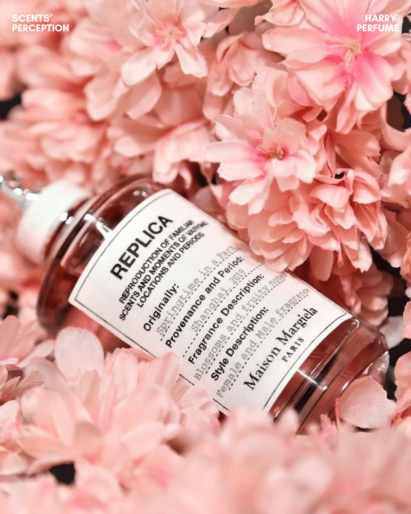 Mùi mở đầu với lê giòn mọng, bergamot sáng và lý chua đen chua xanh, rồi dịu dần sang hoa.
