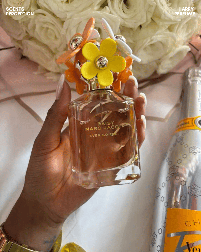 Daisy Ever So Fresh lưu hương 5–7 giờ, tỏa rõ 1–2 giờ đầu rồi dịu dần, ôm sát cơ thể.