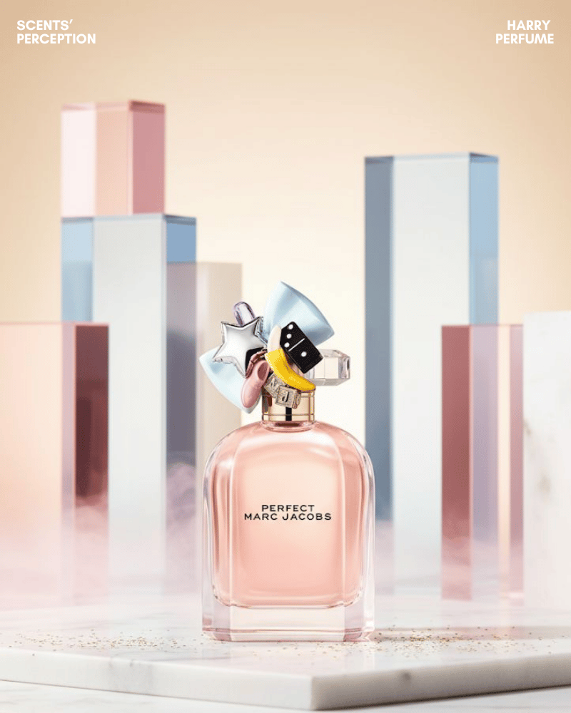 Marc Jacobs Perfect lưu hương 4–6 giờ, tỏa vừa trong giờ đầu rồi dần mềm mại, ôm sát làn da.