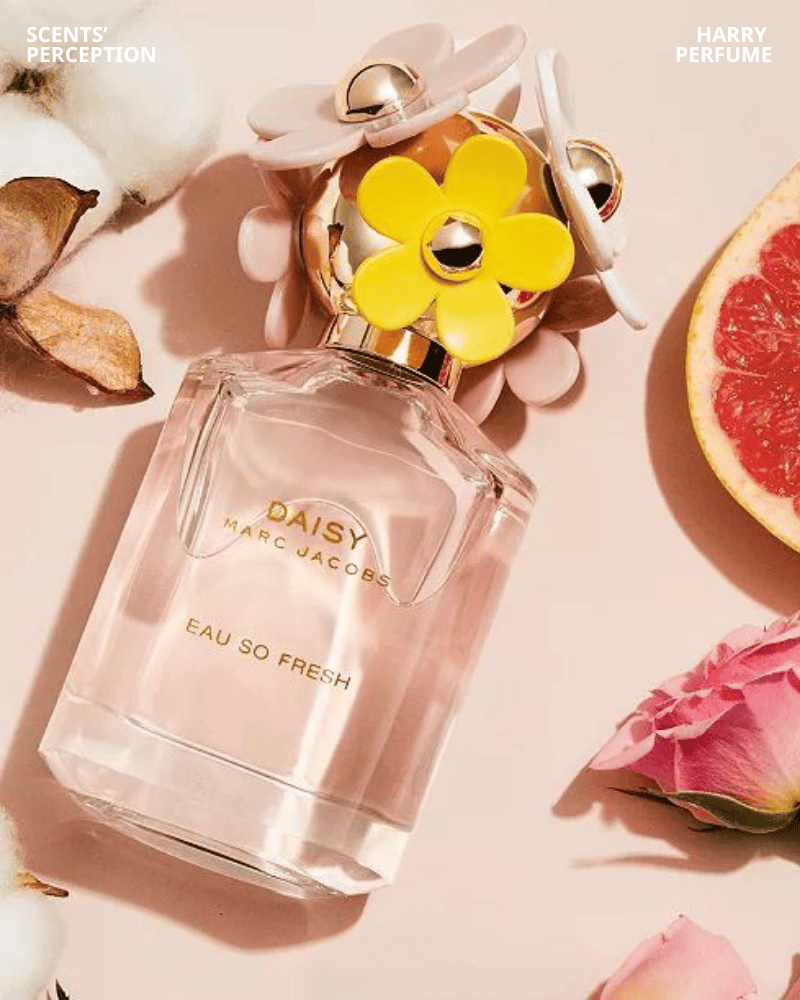 Marc Jacobs Daisy Eau So Fresh là nước hoa nữ tính, kết hợp bưởi hồng, mâm xôi, hoa nhài và gỗ tuyết tùng, ngọt ngào và quyến rũ