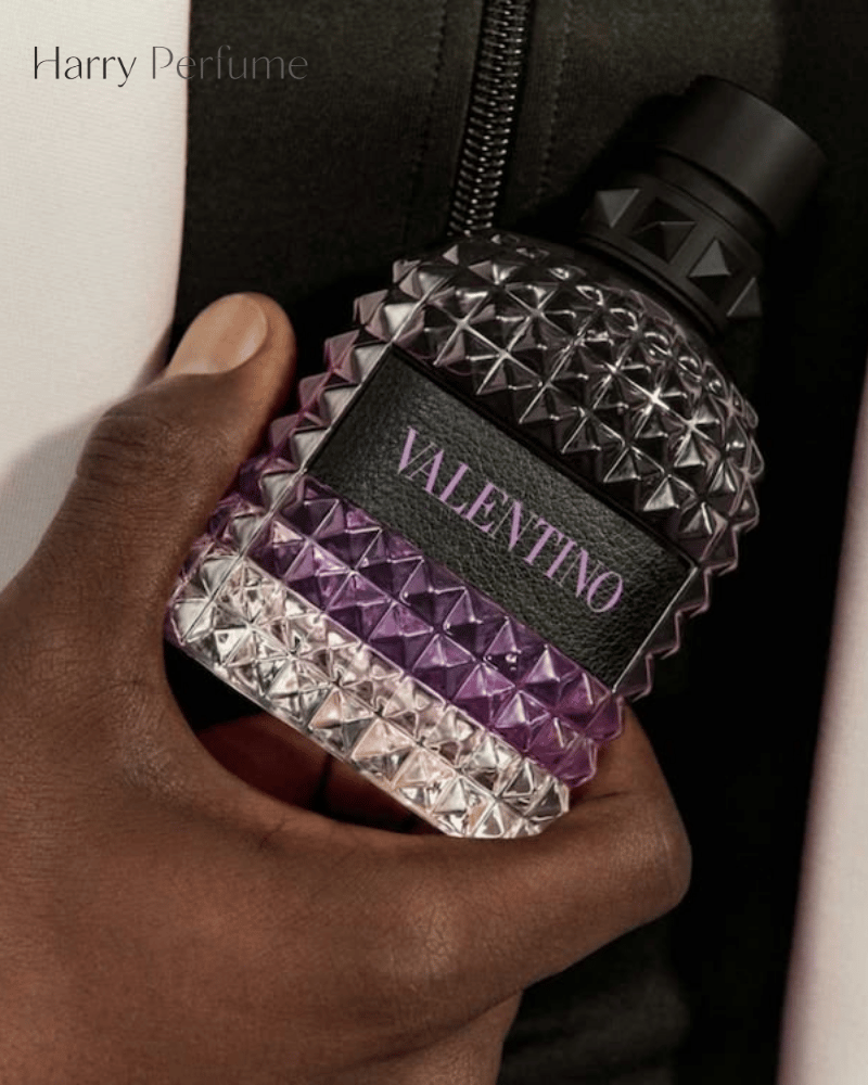Purple Melancholia lưu và tỏa hương khá tốt, mở đầu rõ nét rồi dịu dần với dừa và gỗ ấm.