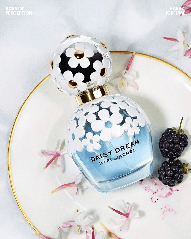 Marc Jacobs Daisy Dream nhẹ nhàng, airy với blackberry, lê, hoa tử đằng, hợp phong cách soft girl lãng mạn.