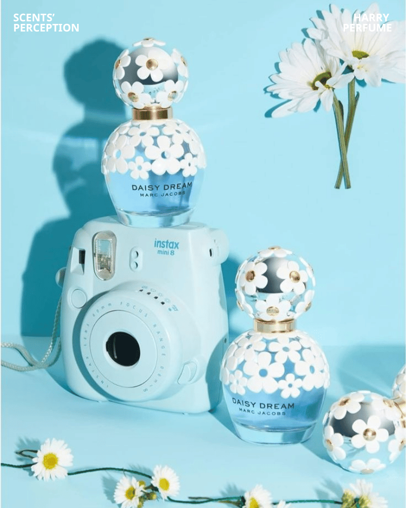 Marc Jacobs Daisy Dream mang hương trái cây, hoa cỏ và xạ sạch, nữ tính, trong veo, dễ dùng mùa hè.