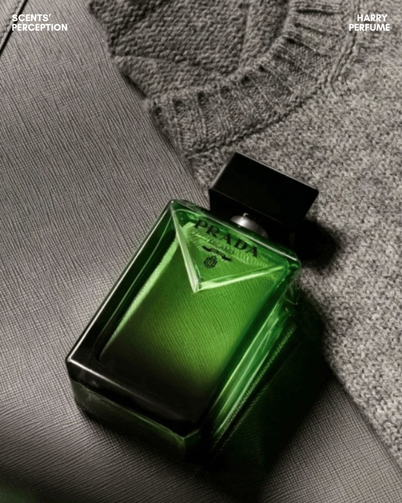 Prada Paradigme EDP sở hữu thiết kế tối giản, chuyển màu đen xanh bí ẩn, tinh tế và khác biệt
