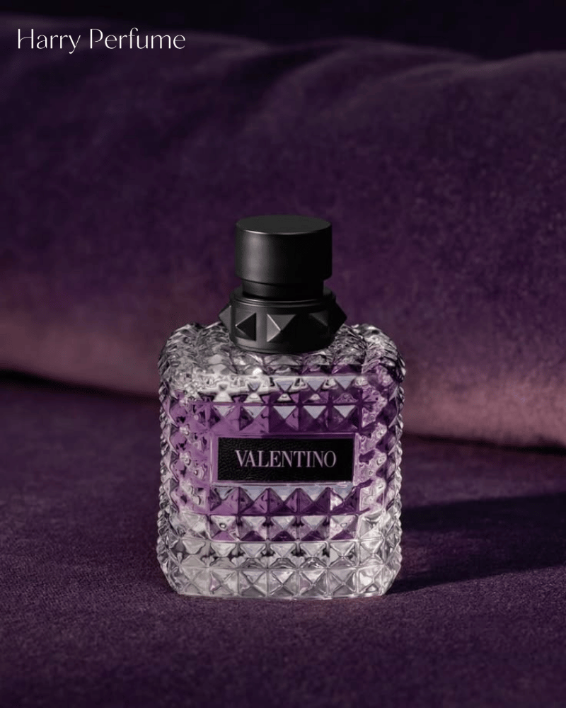Purple Melancholia lưu hương khá tốt, với vani ấm bám lâu trên da, còn mận và hoa dần dịu lại.