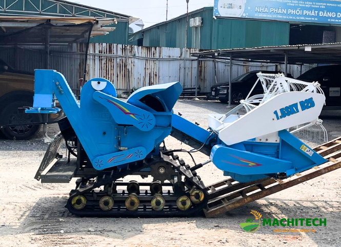 Vệ sinh máy gặt lúa mini sau khi thu hoạch 2