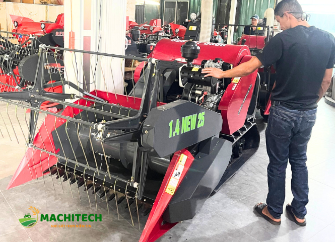 Vệ sinh máy gặt lúa mini sau khi thu hoạch 3
