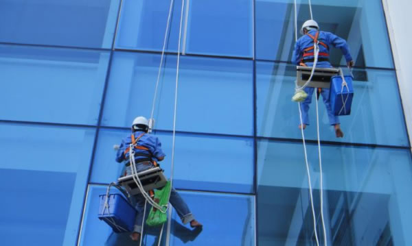 dich-vu-lau-kinh-nha-cao-oc-nha-cao-tang