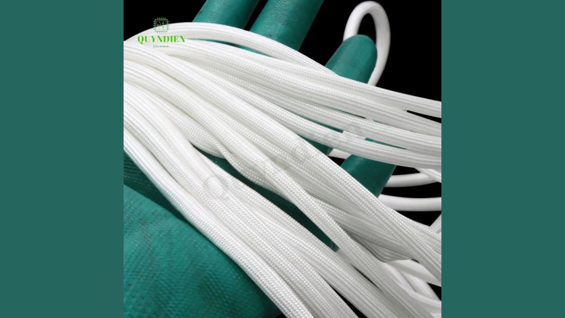 Cận cảnh cấu trúc gen sợi thủy tinh với các sợi đan đều, bề mặt mịn và chắc. Thiết kế này giúp gen chịu nhiệt tốt, cách điện ổn định và phù hợp cho môi trường làm việc nhiệt độ cao.