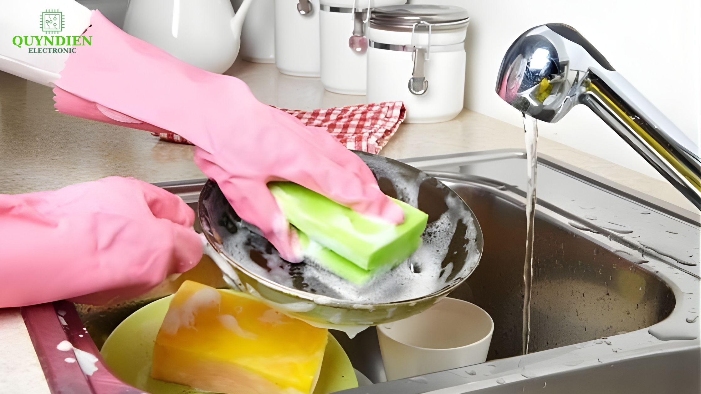 Nước rửa chén giúp làm sạch hiệu quả, tạo cảm giác dễ chịu, để việc rửa chén trở nên nhẹ nhàng hơn.