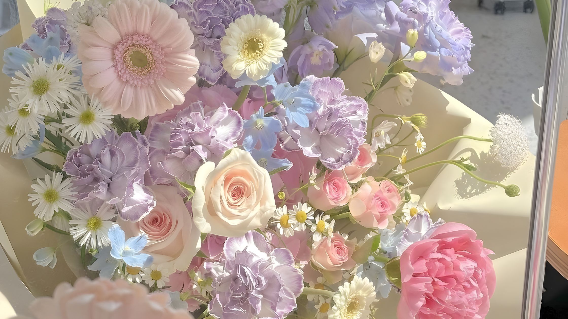 Hoa tươi đẹp đi kèm lời chúc yêu thương