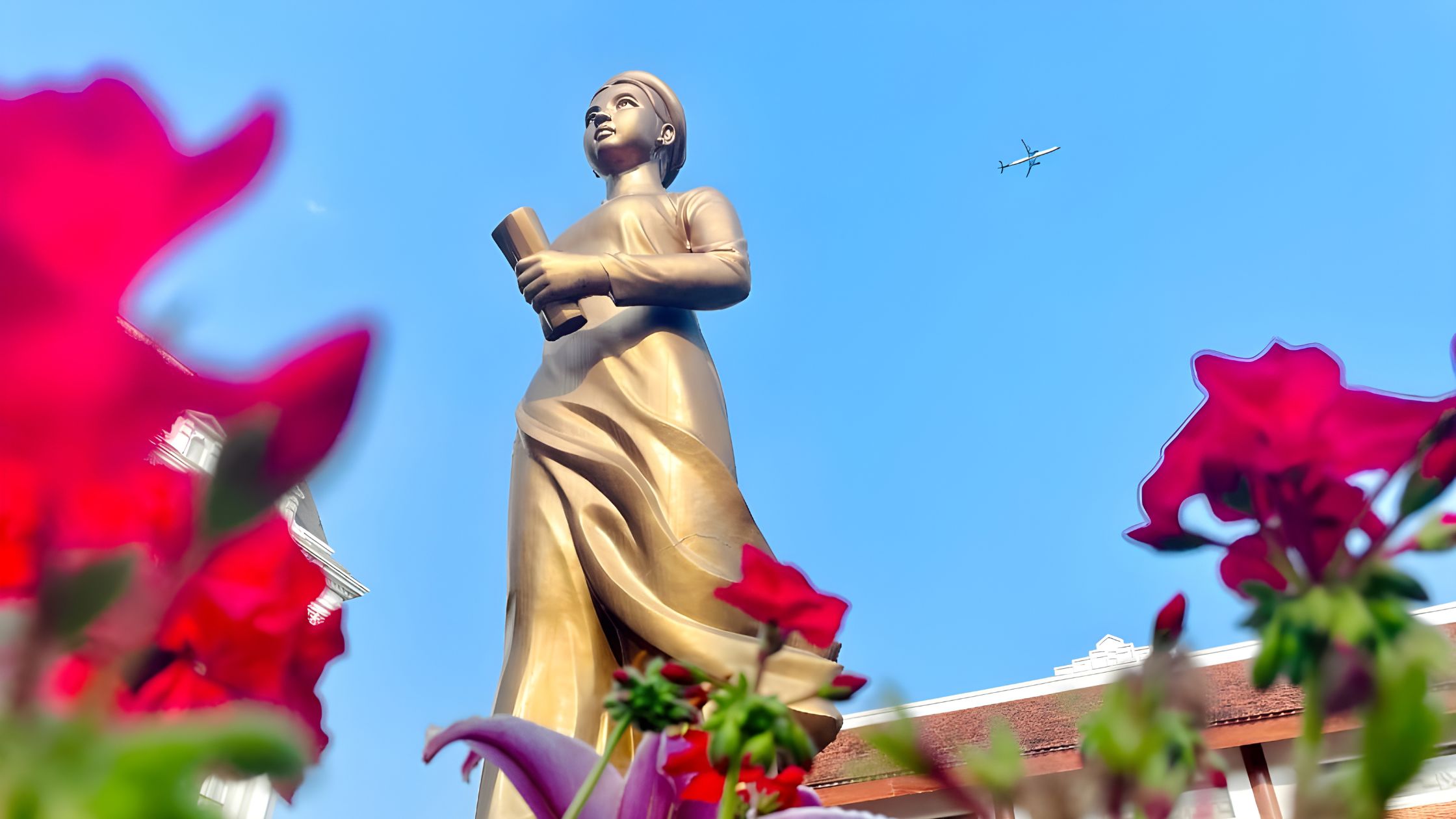 Tượng nữ anh hùng Nguyễn Thị Minh Khai