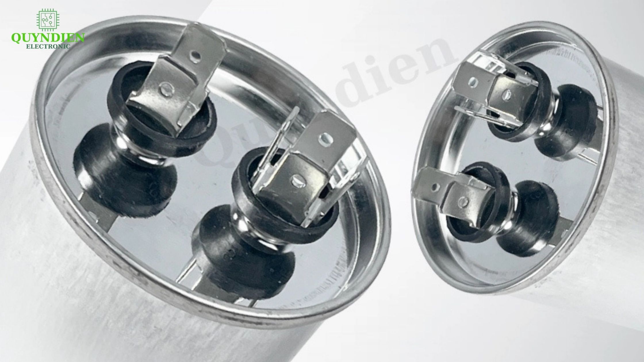 Cận cảnh chân giắc cắm đôi chắc chắn trên tụ vỏ nhôm.