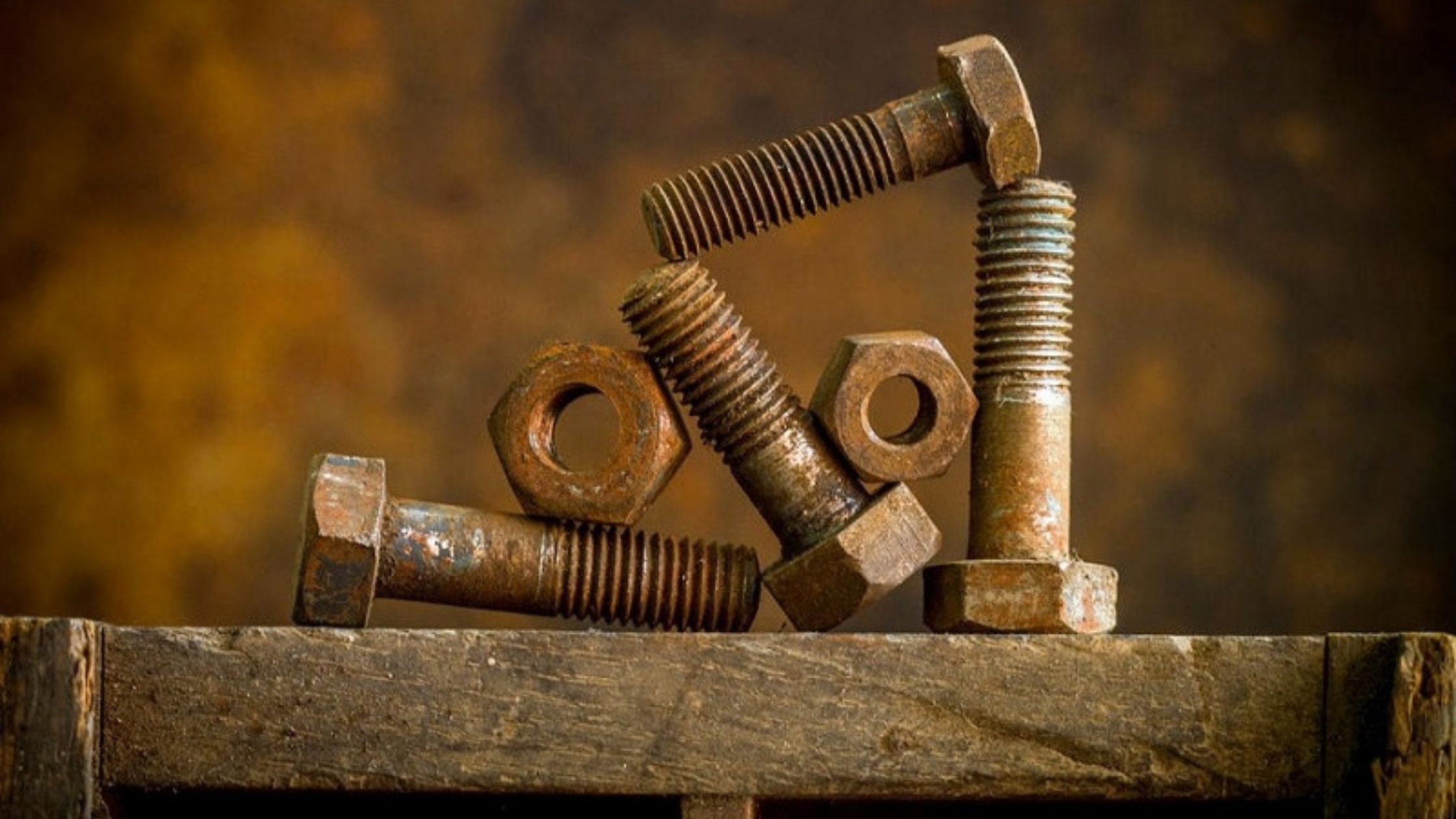 Hình ảnh bu lông thép gỉ thể hiện ảnh hưởng của môi trường ẩm, minh chứng cho tầm quan trọng của việc chọn vật liệu chống gỉ như inox hoặc mạ kẽm.