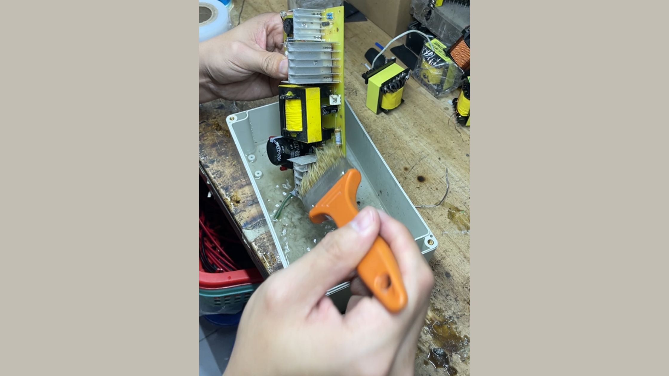 Dùng chổi + dung môi để loại bỏ bụi, mỡ, lớp ố vàng trên mạch – làm sạch tận chân linh kiện.