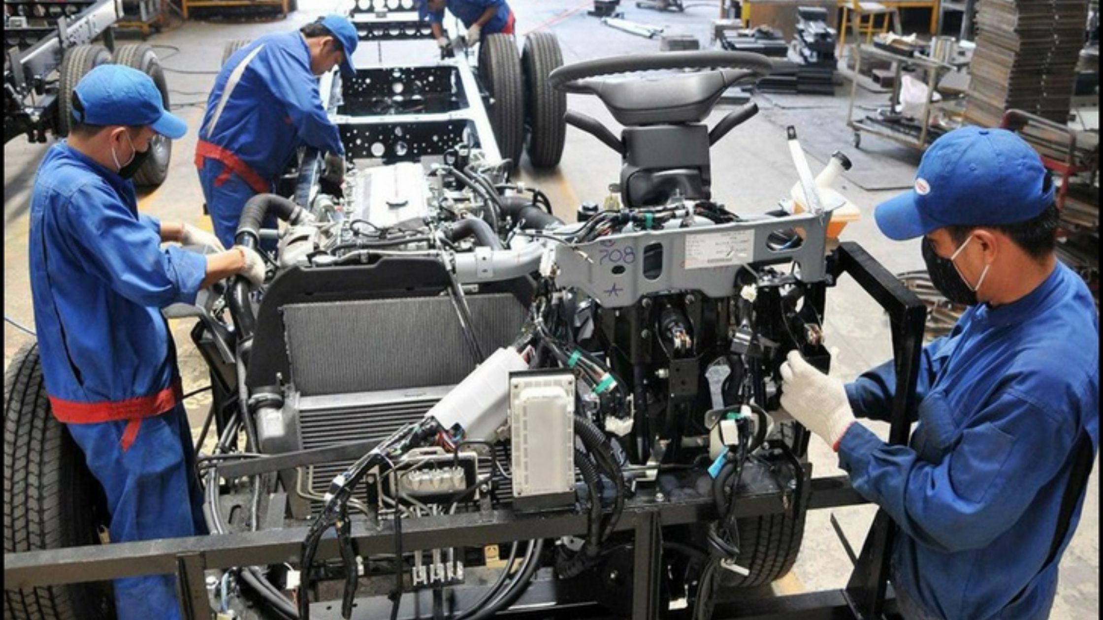 Hình ảnh kỹ thuật viên đang lắp ráp khung gầm xe – nơi từng bu lông, ốc vít góp phần tạo nên sự an toàn vận hành.