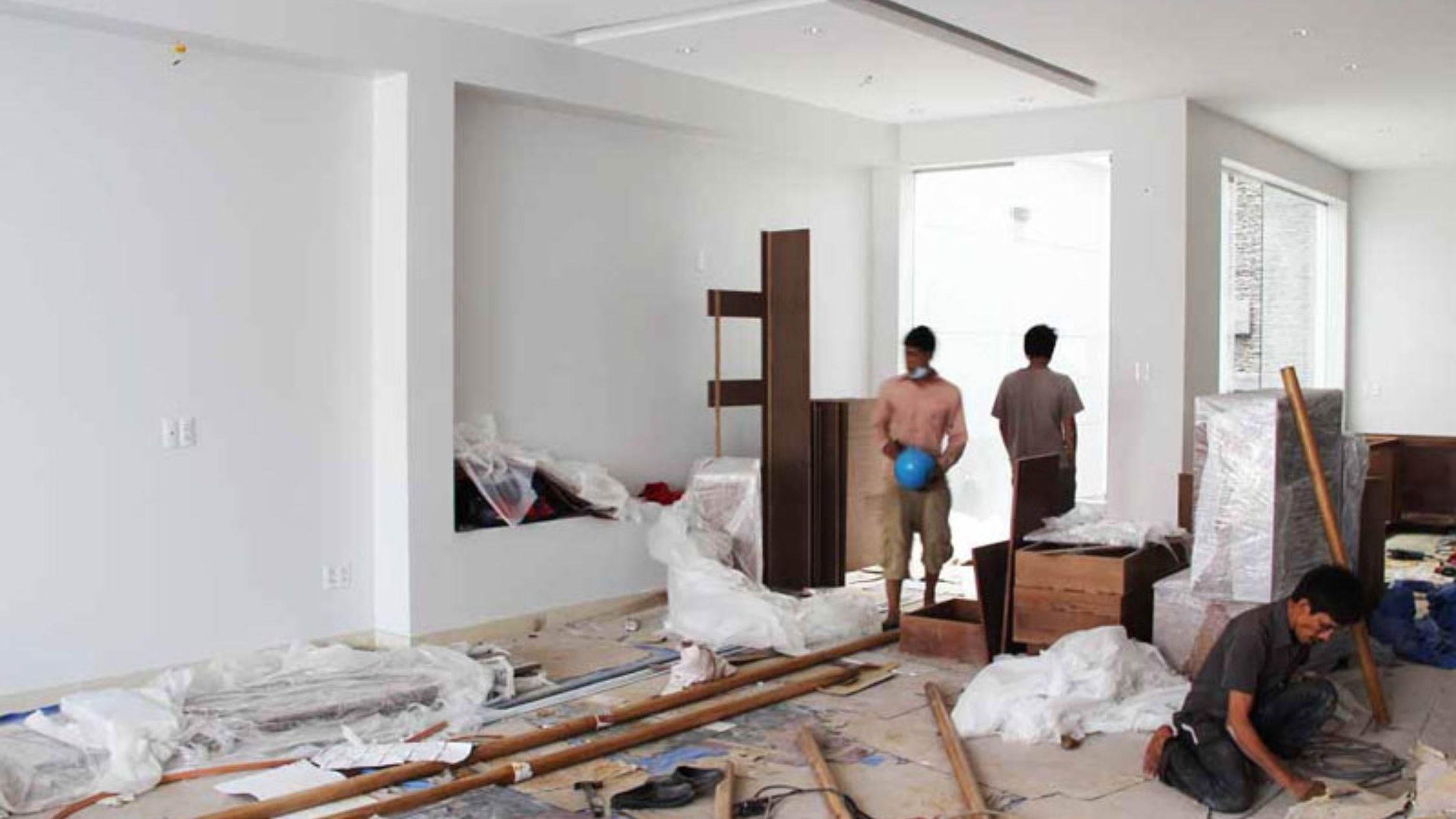 Quá trình thi công hoàn thiện nội thất, nơi ốc vít và bu lông đóng vai trò gắn kết khung gỗ và kim loại.