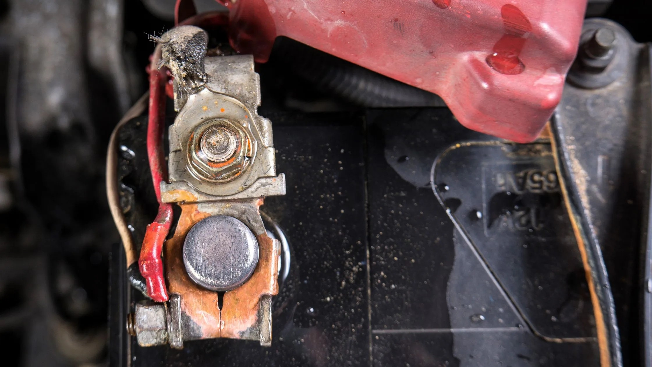 Hình ảnh thực tế: cọc bình ắc quy bị ăn mòn do oxy hóa lâu ngày.