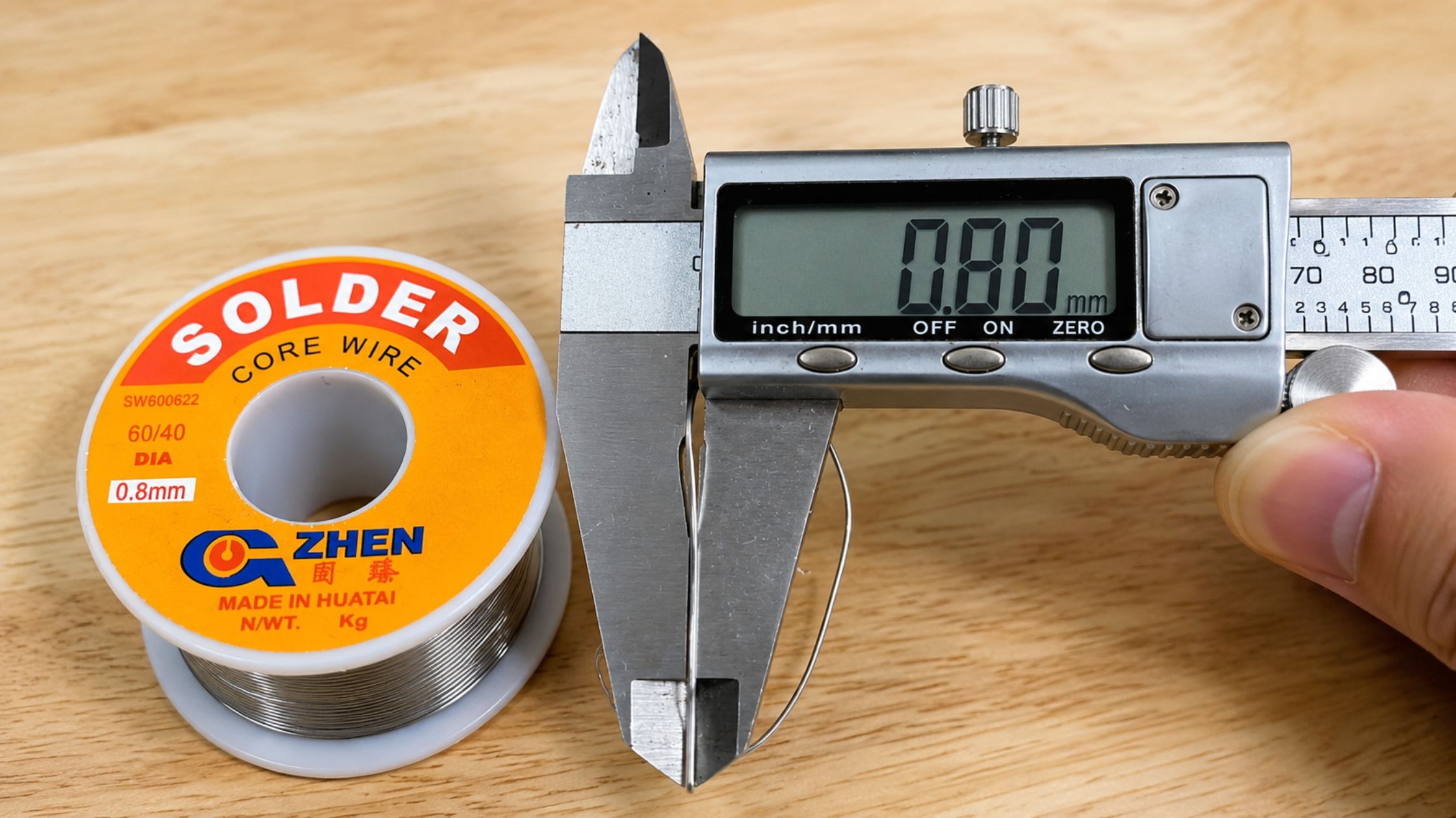 Cuộn thiếc hàn 60/40 kích thước 0.8mm (mã SW600622) đo bằng thước kẹp điện tử