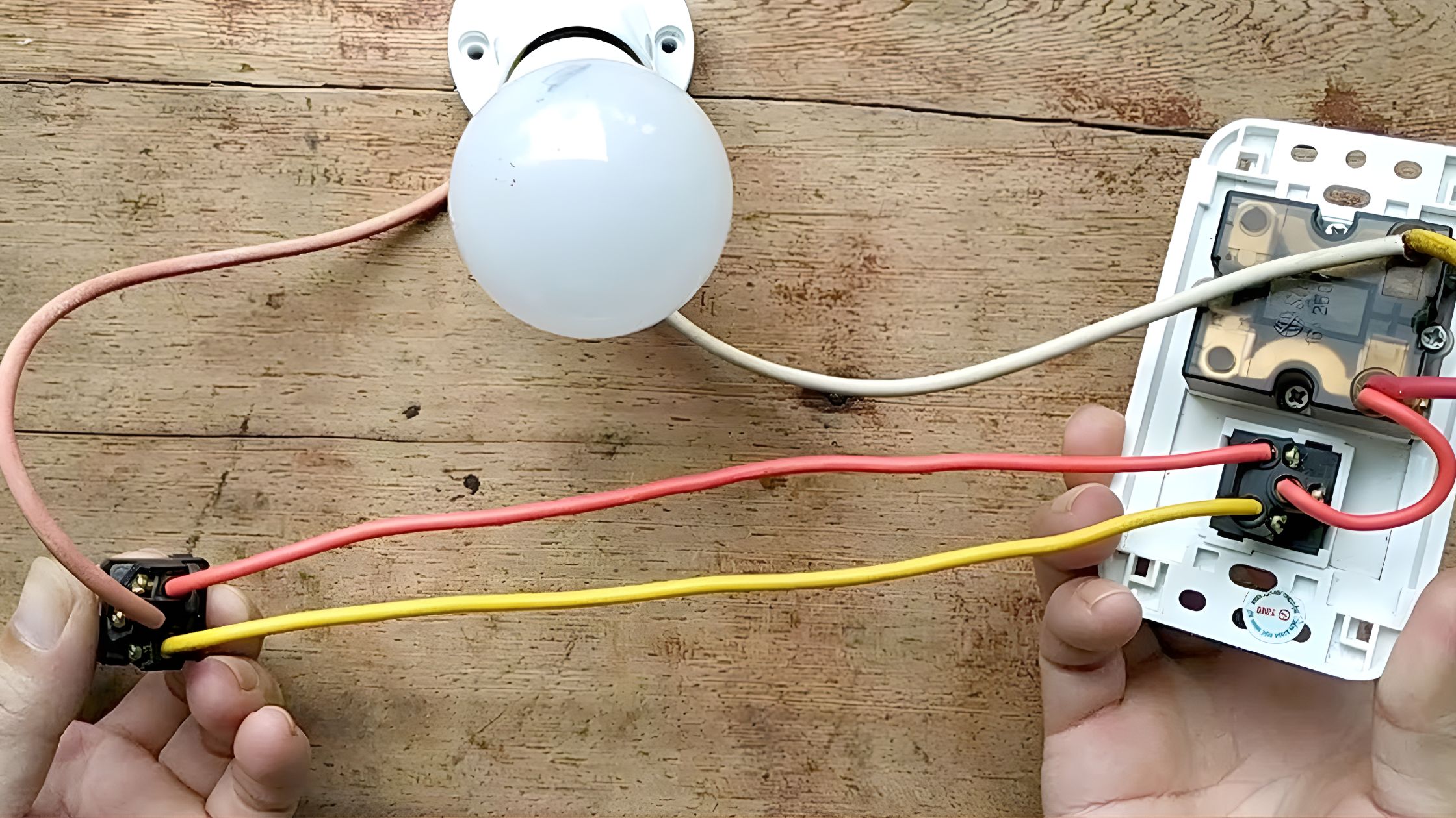 Ứng dụng và ưu điểm của công tắc 2 cực