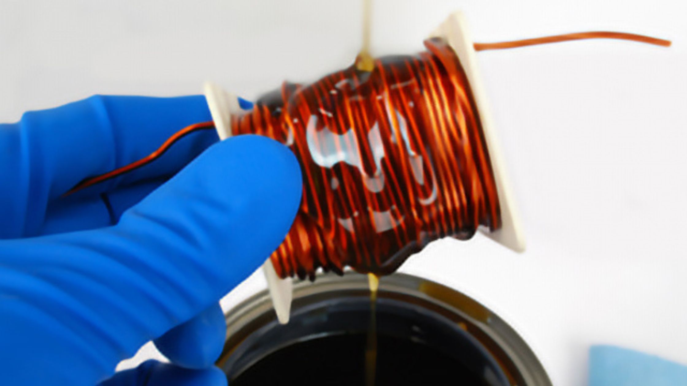 Ngâm dây đồng trong keo vecni cách điện để tăng độ bền, chống ẩm và bảo vệ lớp quấn trong motor, biến áp.