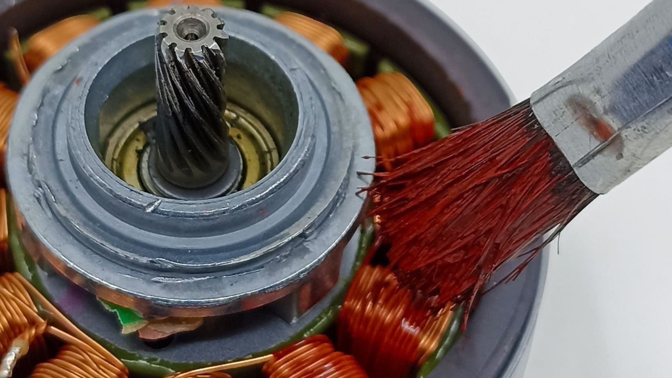 Quét keo vecni cách điện lên cuộn dây motor – bảo vệ, chống ẩm và tăng tuổi thọ thiết bị.