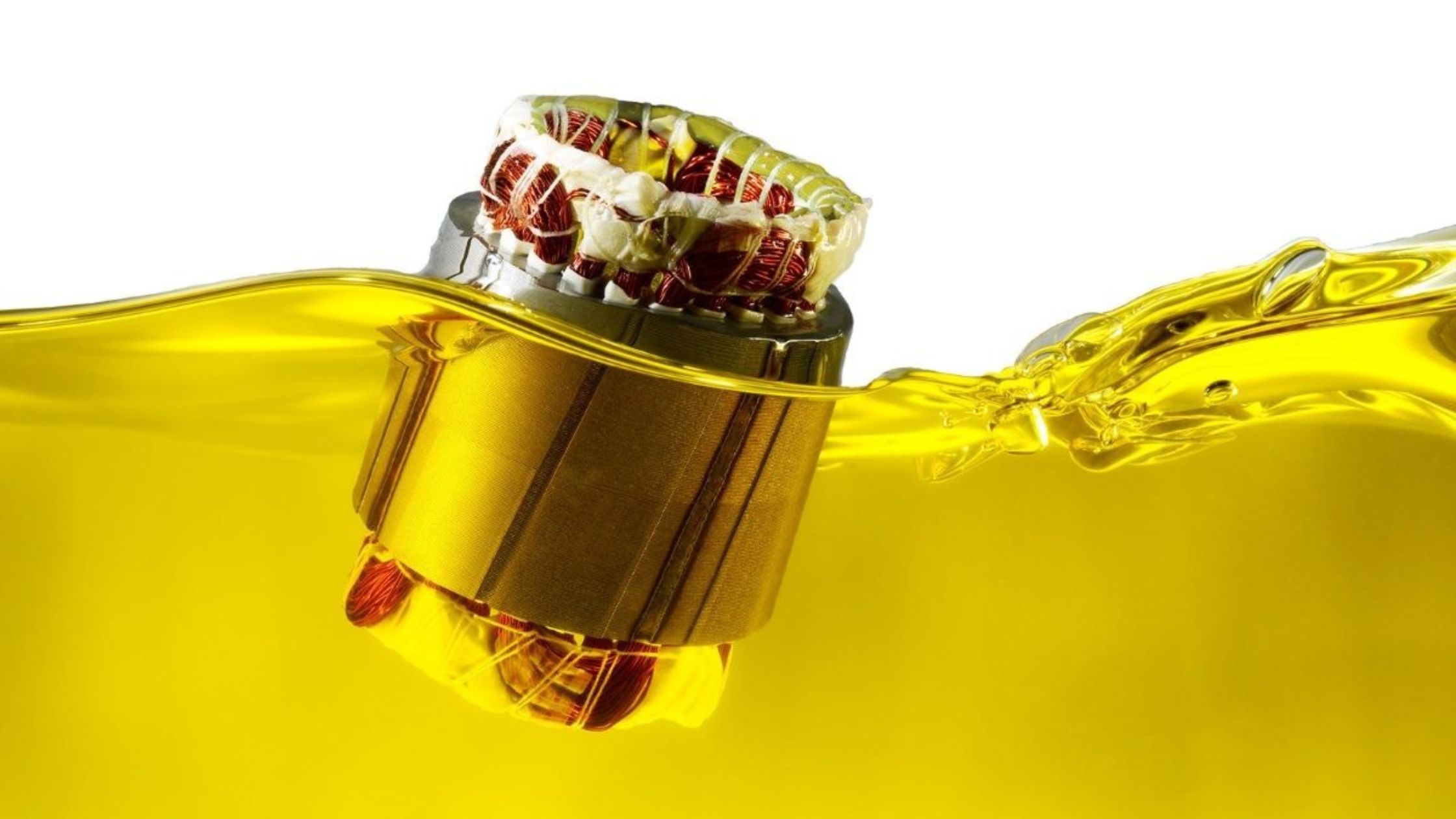 Nhúng stator motor vào keo vecni cách điện – bảo vệ cuộn dây, chống ẩm và nâng cao tuổi thọ thiết bị.