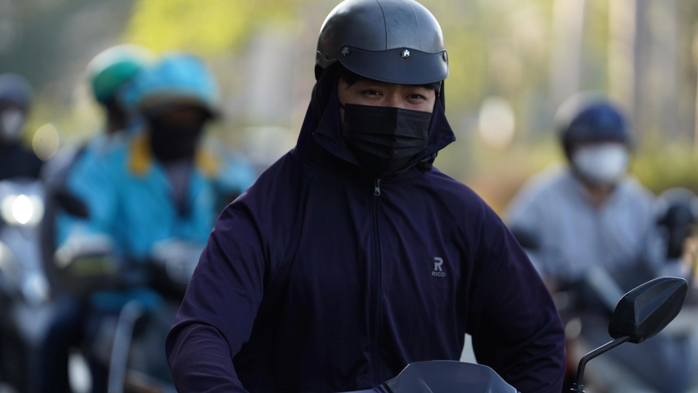 Do chưa quen với nền nhiệt thấp, nhiều người vừa di chuyển vừa co ro, xuýt xoa trước cái lạnh bất ngờ của thời tiết Sài Gòn đầu năm