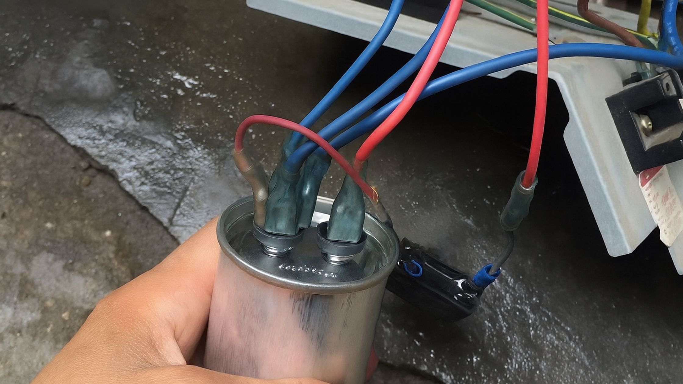 Hình ảnh thực tế tụ điện trong hệ thống máy lạnh