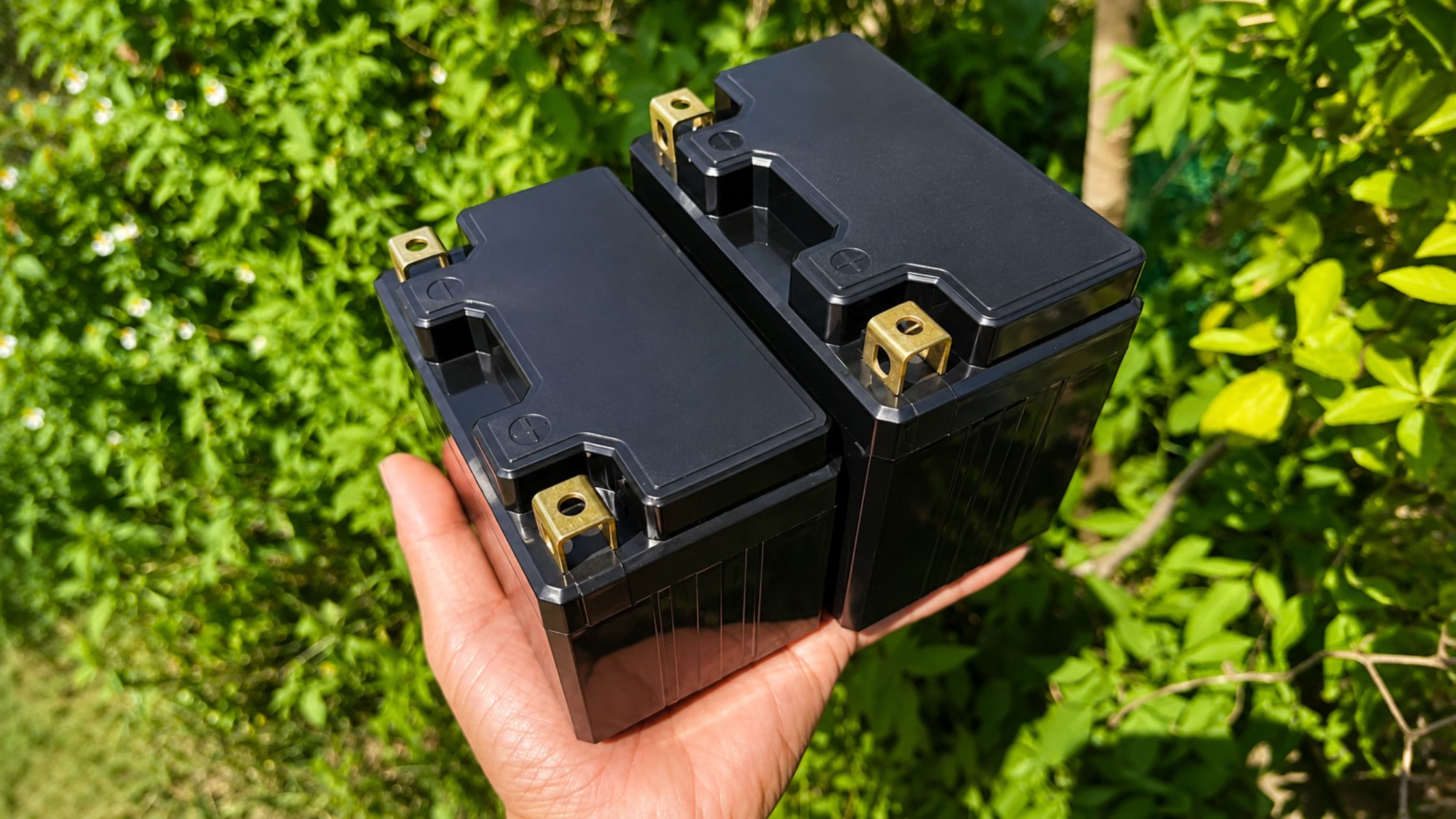 Vỏ bình YT4 thường phù hợp chứa 4 cell pin 32700, dùng cho các dòng xe máy có hộc bình nhỏ