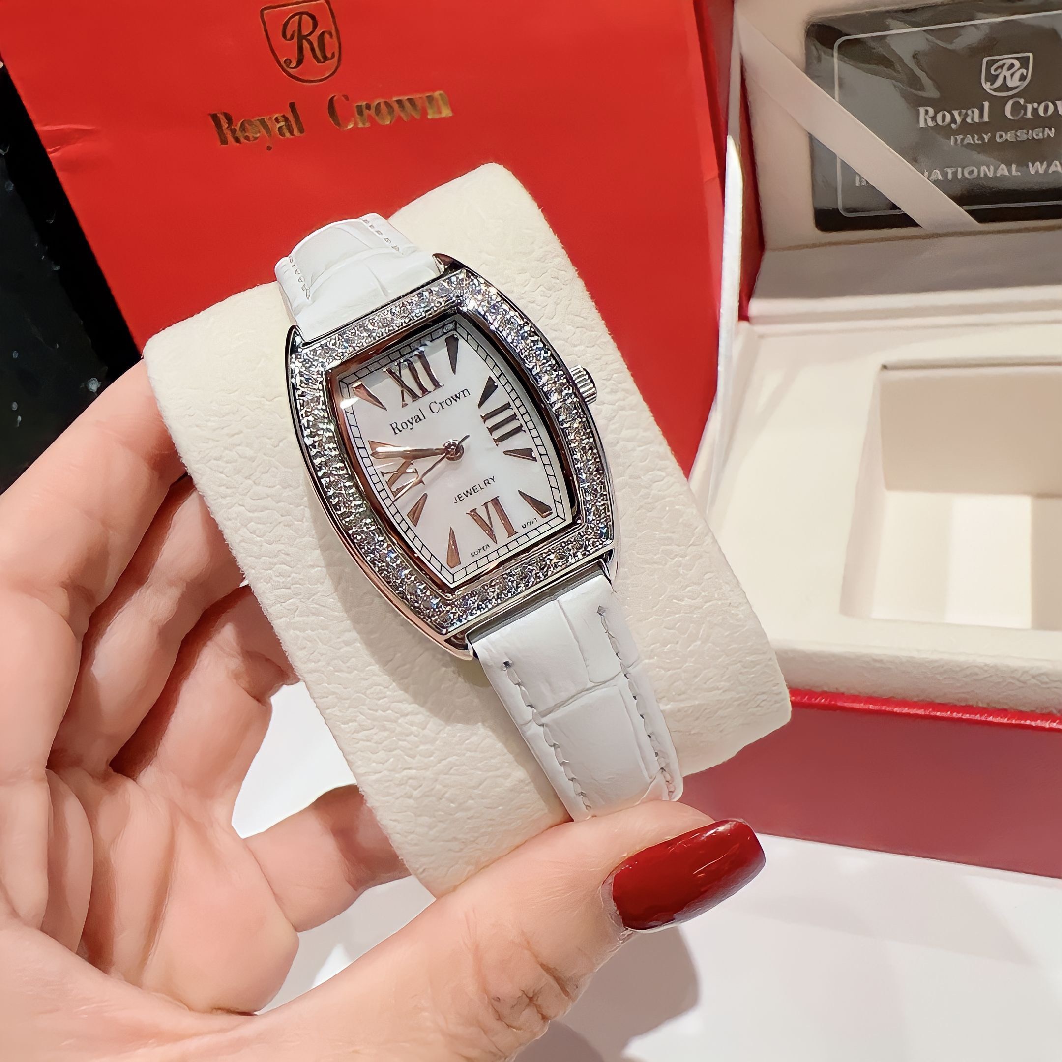 Đồng Hồ Royal Crown Mặt Oval |Nữ Giới |Đính Đá |Dây Da Trắng |Máy Pin (Quartz) |Size 24x30mm |Donghogiatot.vn