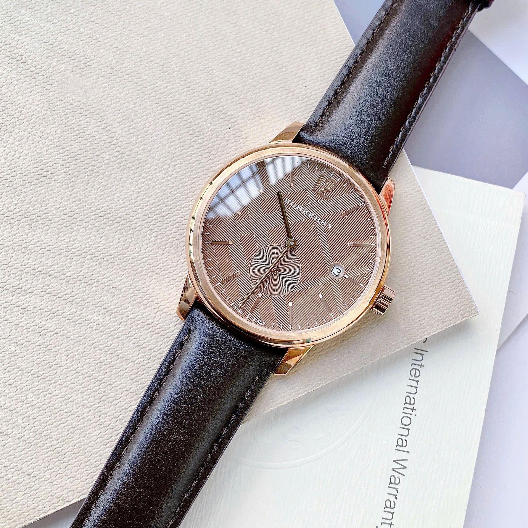 Đồng Hồ Burberry Classic Round |Nam Giới |Mặt Rose Gold |Dây Da Nâu |Máy Pin (Quartz) |Size 40mm |donghogiatot.vn