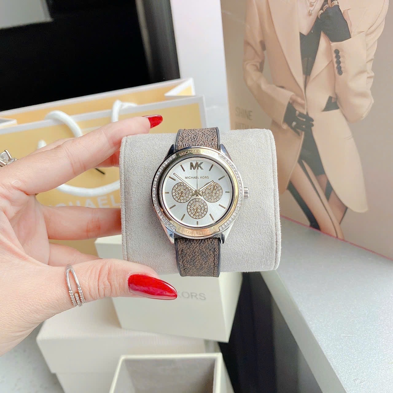 Đồng Hồ Michael Kors Jessa |Unisex |Demi Vàng |Dây Silicone Nâu Bọc Da |Máy Pin (Quartz) |Size 40mm |donghogiatot.vn