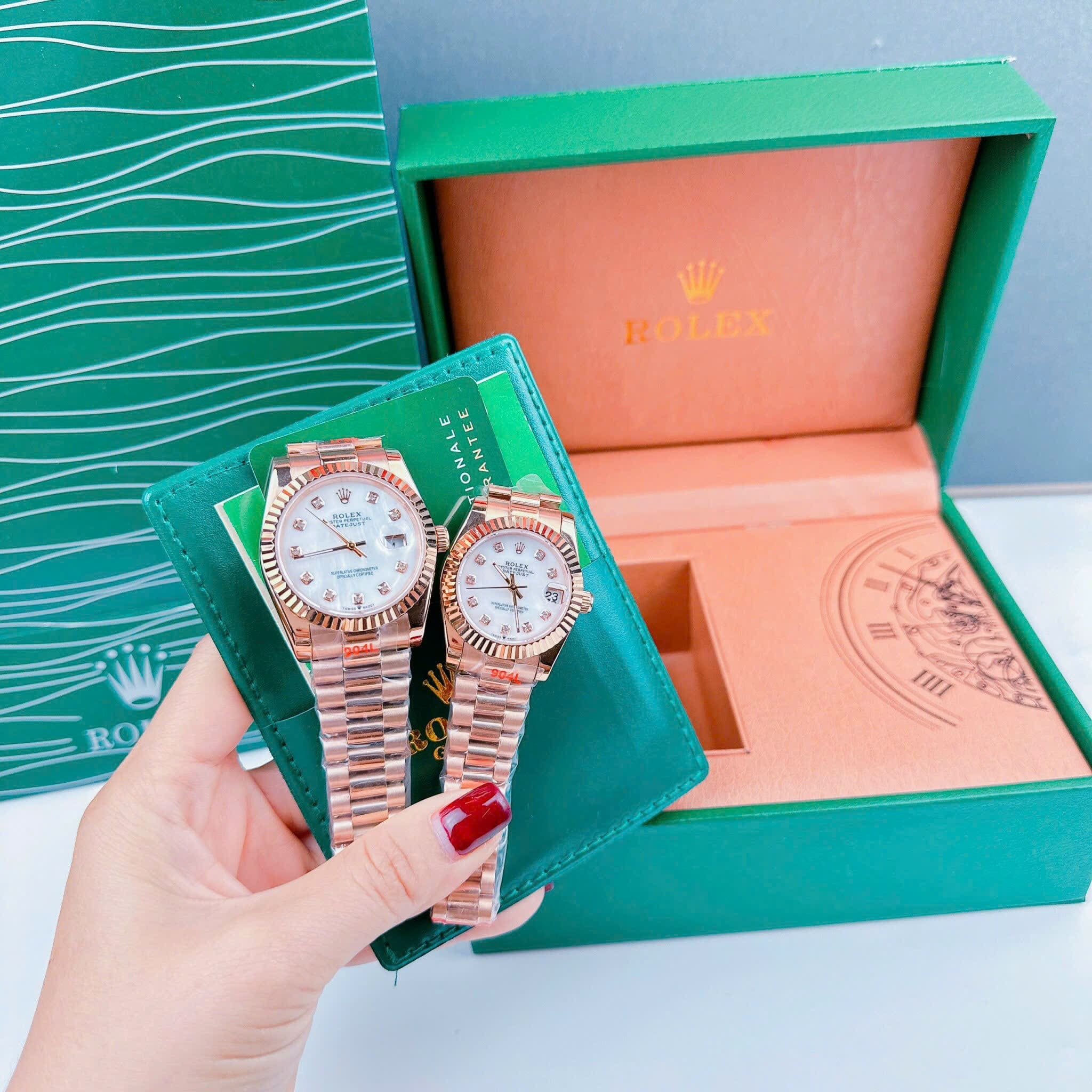 Đồng Hồ Rolex Niềng Khía |Cặp Đôi |Mặt Trắng |Dây Kim Loại Rose Gold |Máy Pin (Máy Quartz) |Size 36x31mm |donghogiatot.vn