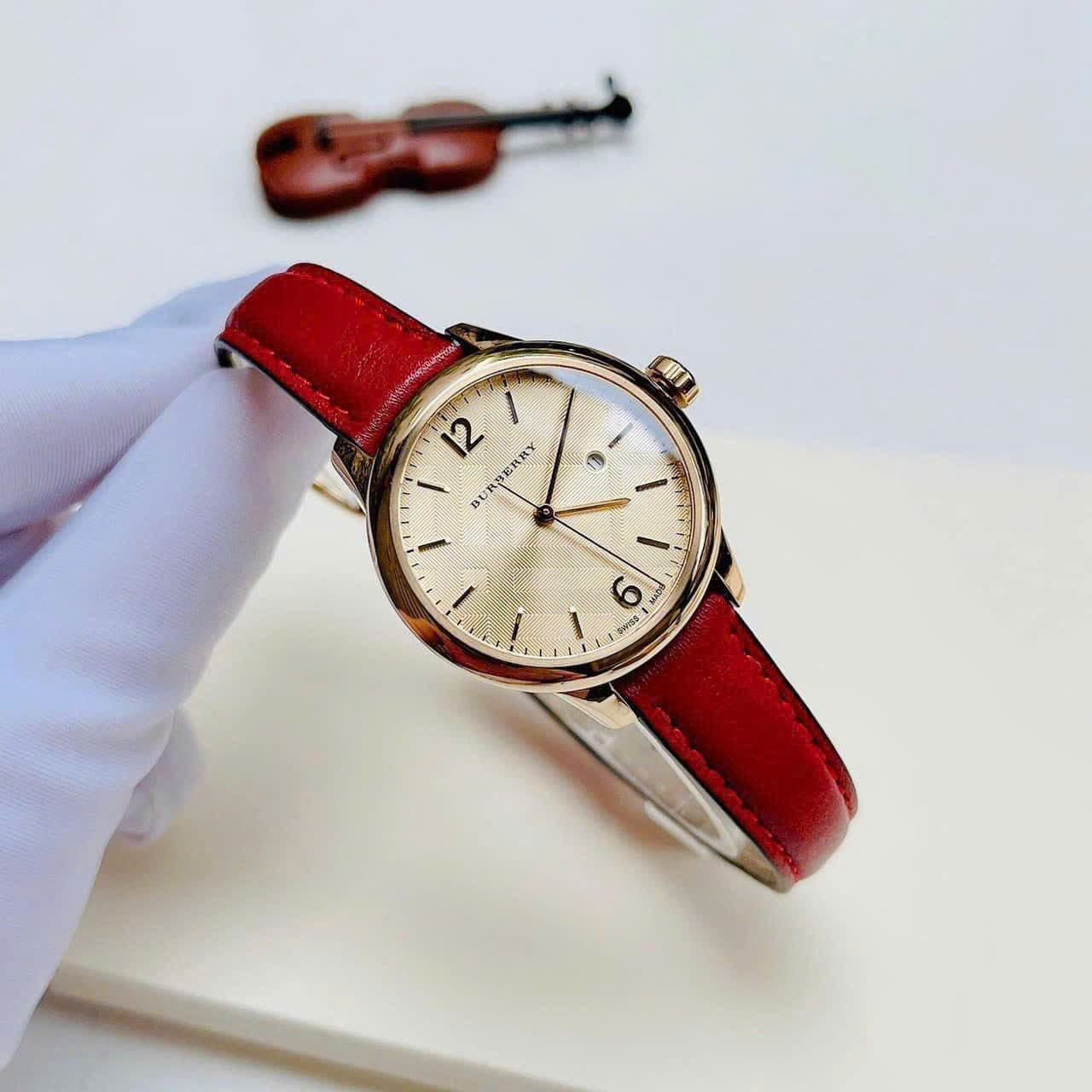 Đồng Hồ Burberry The Classic Round |Nữ Giới |Vàng Gold |Dây Da Đỏ |Máy Pin (Quartz) |Size 32mm |donghogiatot.vn