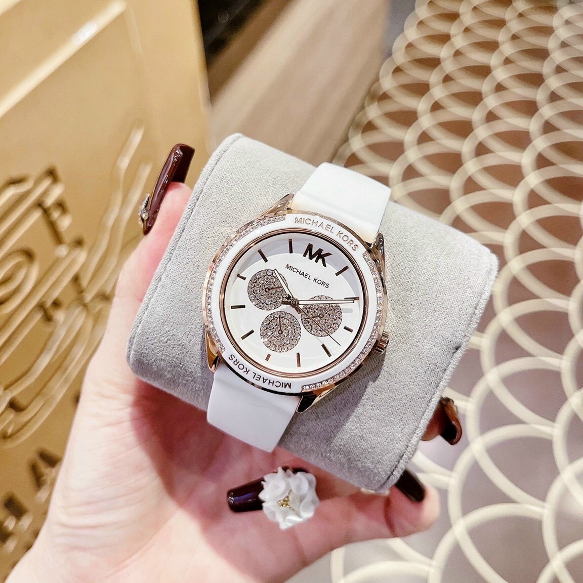 Đồng Hồ Michael Kors Jessa |Unisex |Đính Đá |Dây Cao Su Trắng |Máy Pin (Quartz) |Size 40mm |donghogiatot.vn