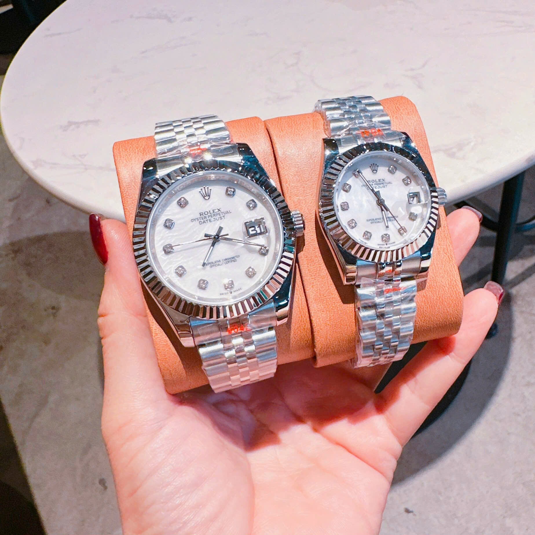 Đồng Hồ Rolex Niềng Khía |Cặp Đôi |Mặt Trắng |Dây Kim Loại Silver |Máy Pin (Máy Quartz) |Size 41x31mm |donghogiatot.vn