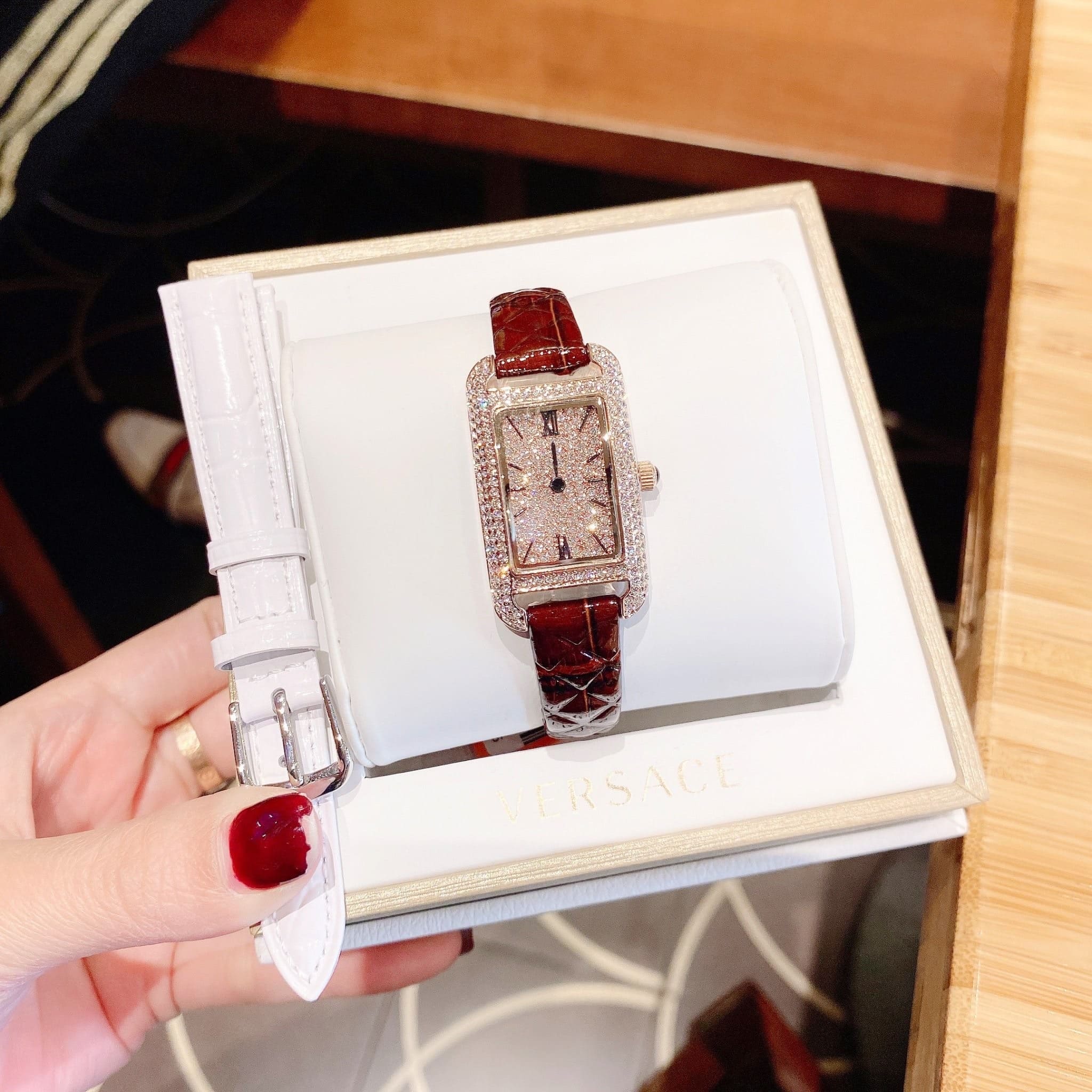 Đồng Hồ Davena Mặt Chữ Nhật |Nữ Giới |Đính Đá |Rose Gold |Dây Da Nâu |Máy Pin (Quartz) |Size 21x27mm |donghogiatot.vn