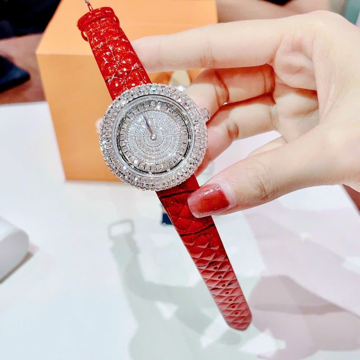 Đồng Hồ Davena Mặt Xoay |Nữ Giới |Full Đá Trắng Silver |Dây Da Đỏ |Máy Pin (Quartz) |Size 39mm |donghogiatot.vn