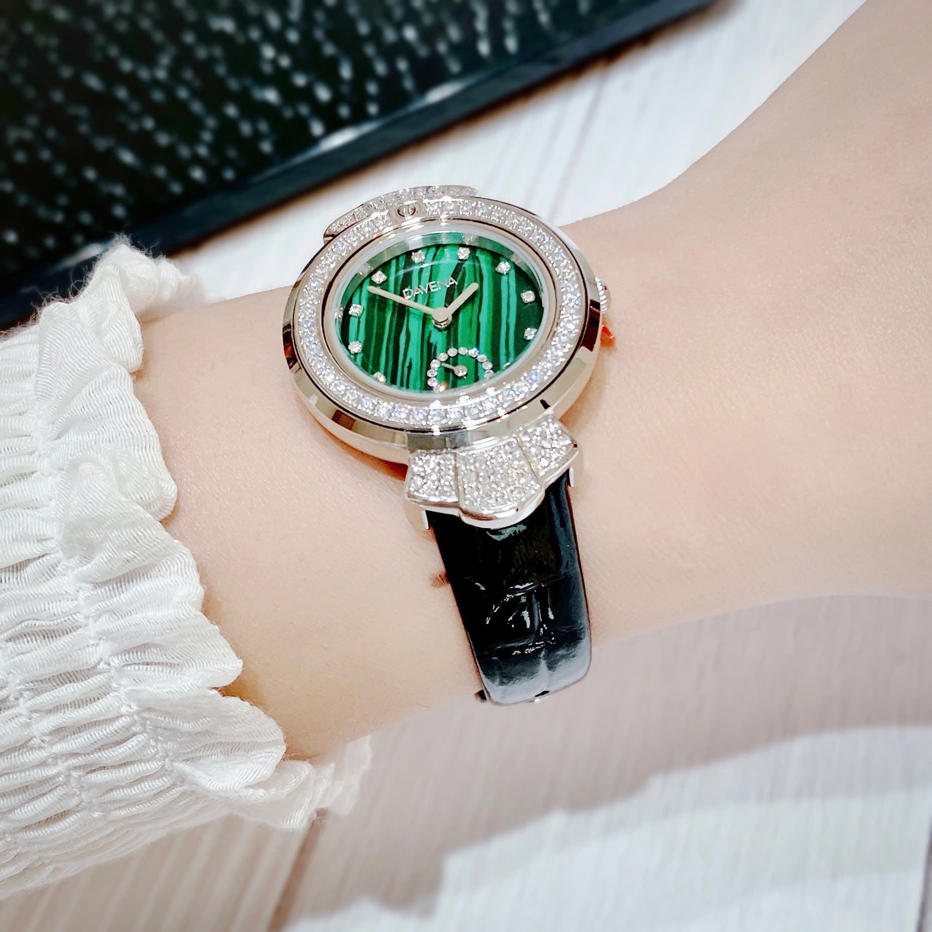 Đồng Hồ Davena 3 Kim |Nữ Giới |Xanh Lá |Đính Đá |Dây Da Đen |Máy Pin (Máy Quartz) |Size 32mm |donghogiatot.vn