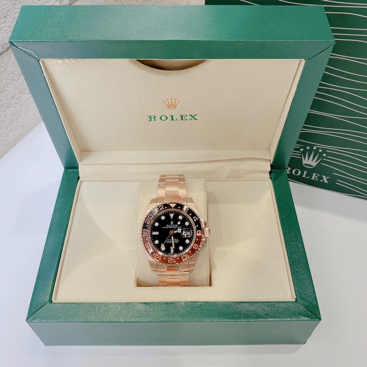 Đồng Hồ Rolex GMT Master II |Nam Giới |Niềng Đỏ |Dây Kim Loại Vàng Gold |Máy Cơ (Automatic) |Size 40mm |donghogiatot.vn