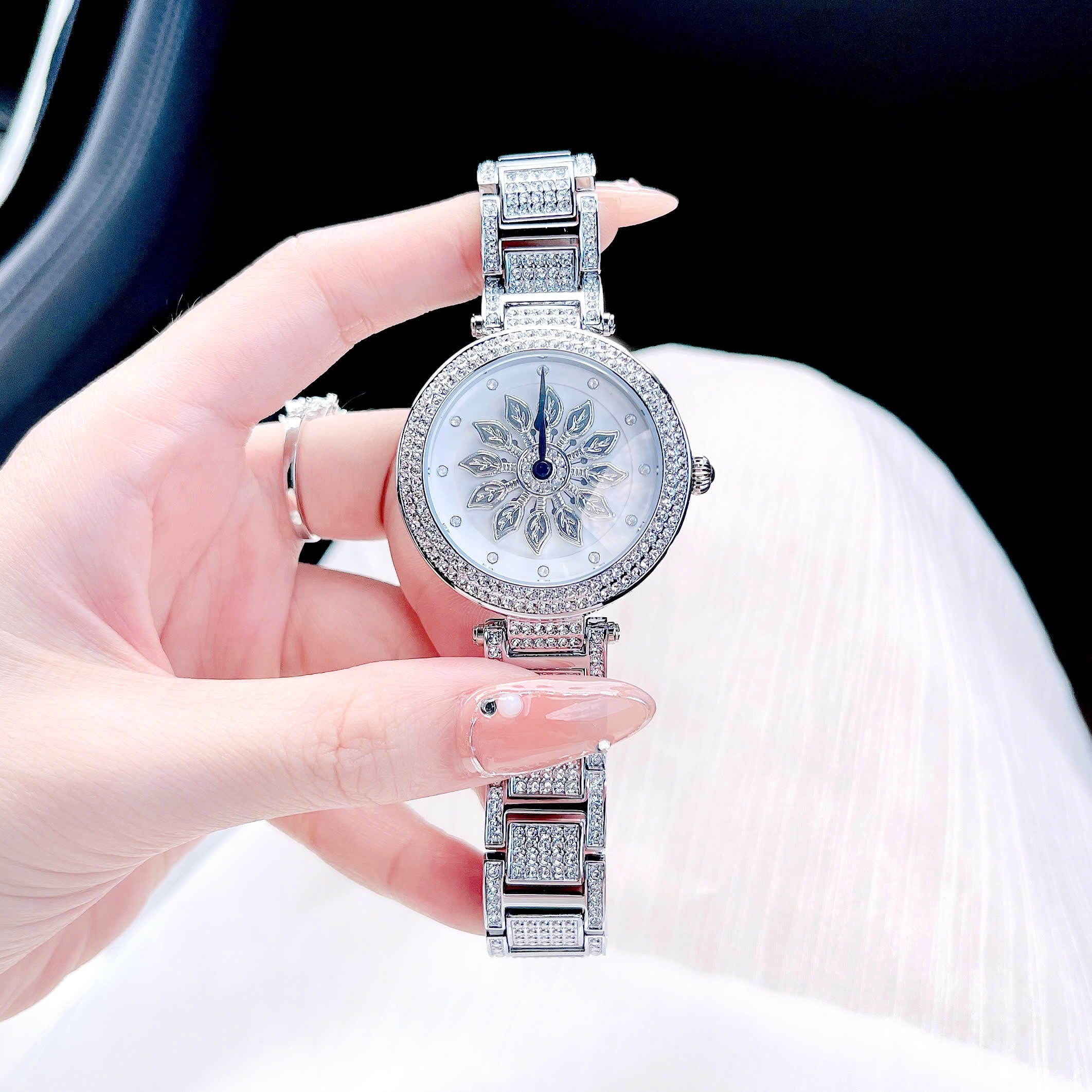 Đồng Hồ Davena Bông Hoa Xoay |Nữ Giới |Đính Đá |Dây Kim Loại Silver |Máy Pin (Quartz) |Size 38mm |donghogiatot.vn
