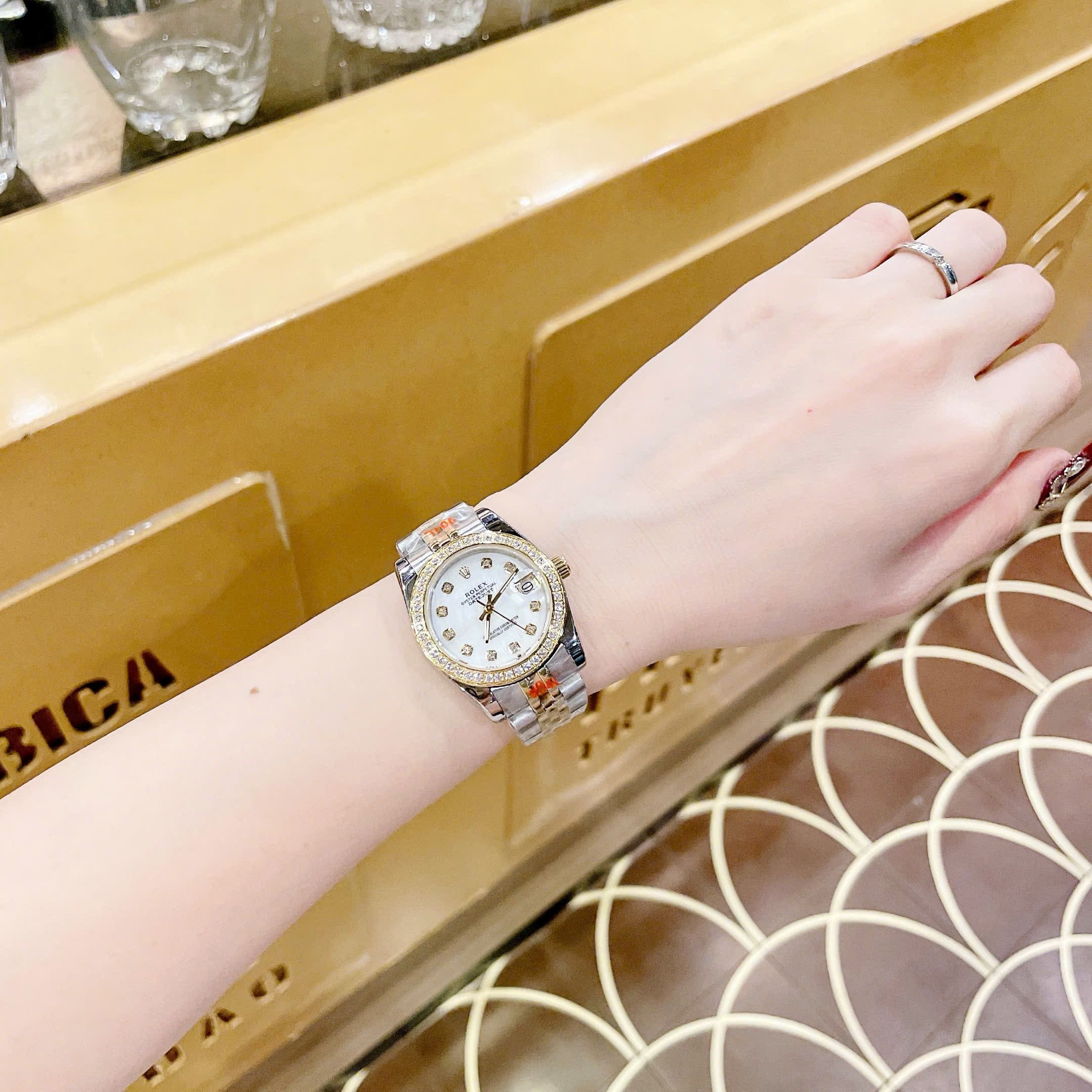 Đồng Hồ Rolex Date Just |Cặp Đôi |Mặt Trắng |Dây Kim Loại Demi Vàng Gold |Máy Pin (Máy Quartz) |Size 41x31mm |donghogiatot.vn