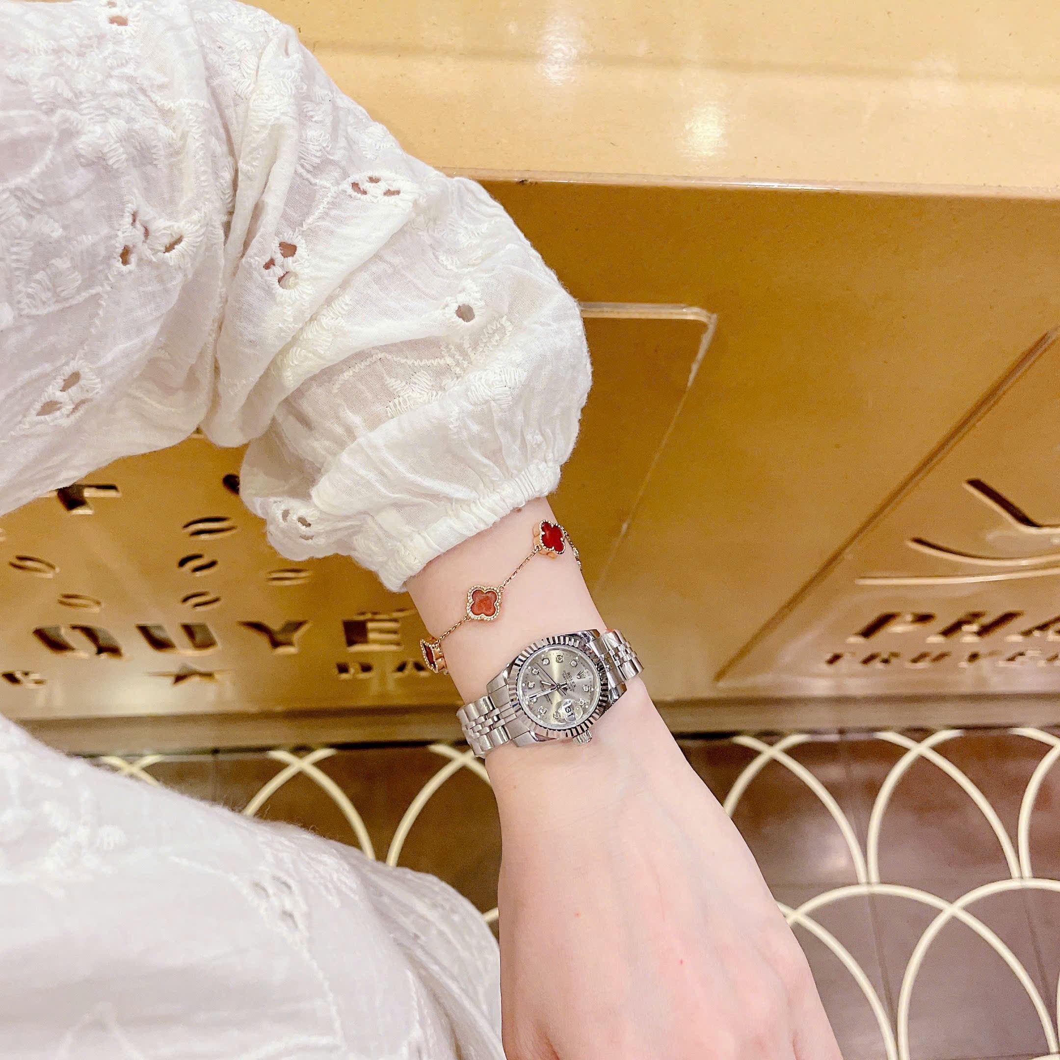 Đồng Hồ Rolex Date Just |Nữ Giới |Mặt Xám |Niềng Khía |Dây Kim Loại Silver |Máy Pin (Máy Quartz) |Size 28mm |donghogiatot.vn