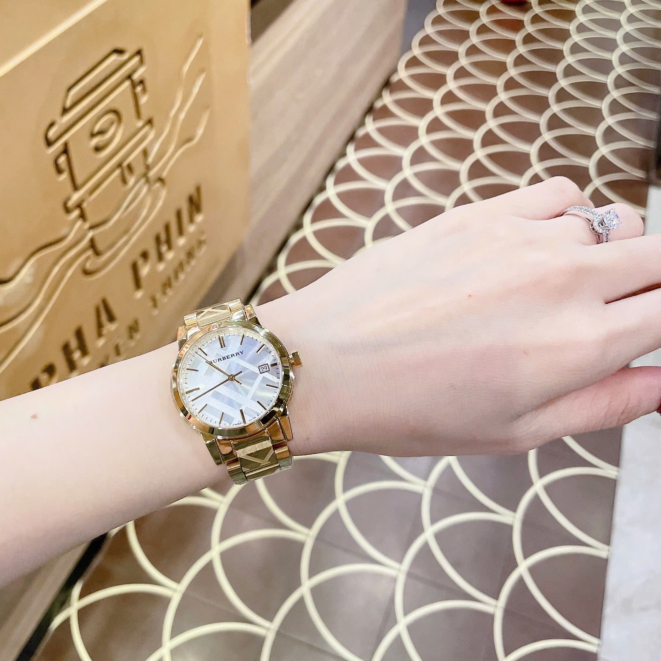 Đồng Hồ Burberry The City |Nữ Giới |Mặt Trắng |Dây Kim Loại Vàng Gold |Máy Pin (Quartz) |Size 34mm |donghogiatot.vn