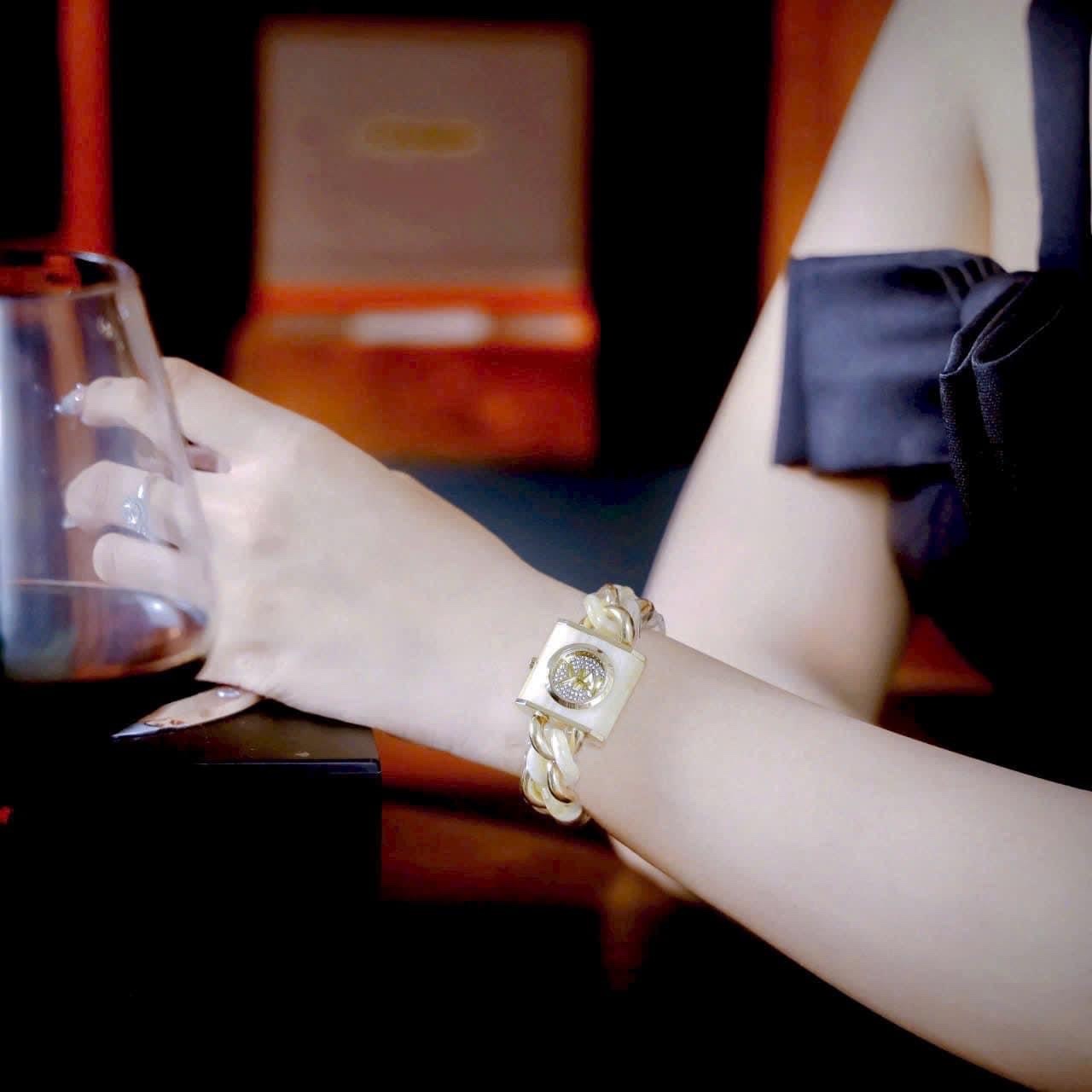 Đồng Hồ Michael Kors Chain Lock |Nữ Giới |Mặt Vuông |Dây Mắt Xích Mix Acetate Trắng |Máy Pin (Quartz) |Size 25mm |donghogiatot.vn